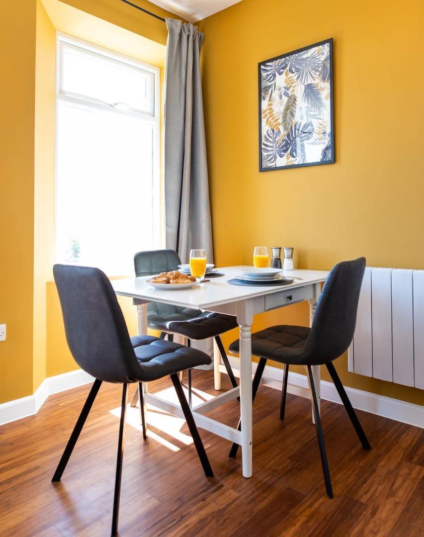Studio Apartment With 65" Smart Tv Newport  Dış mekan fotoğraf