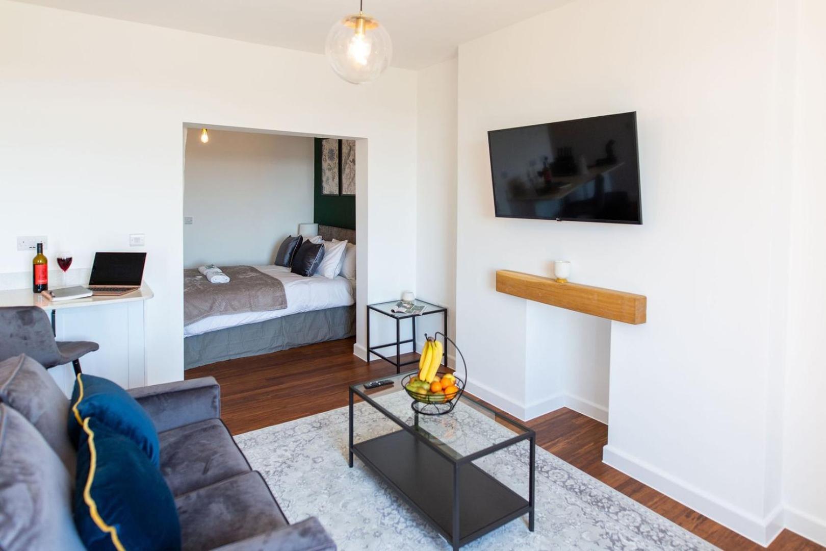 Studio Apartment With 65" Smart Tv Newport  Dış mekan fotoğraf