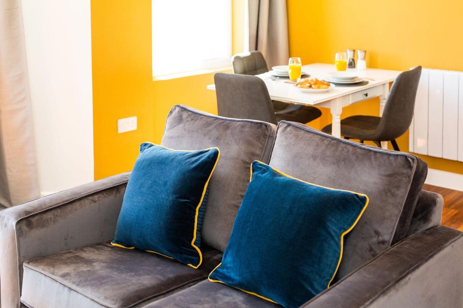 Studio Apartment With 65" Smart Tv Newport  Dış mekan fotoğraf