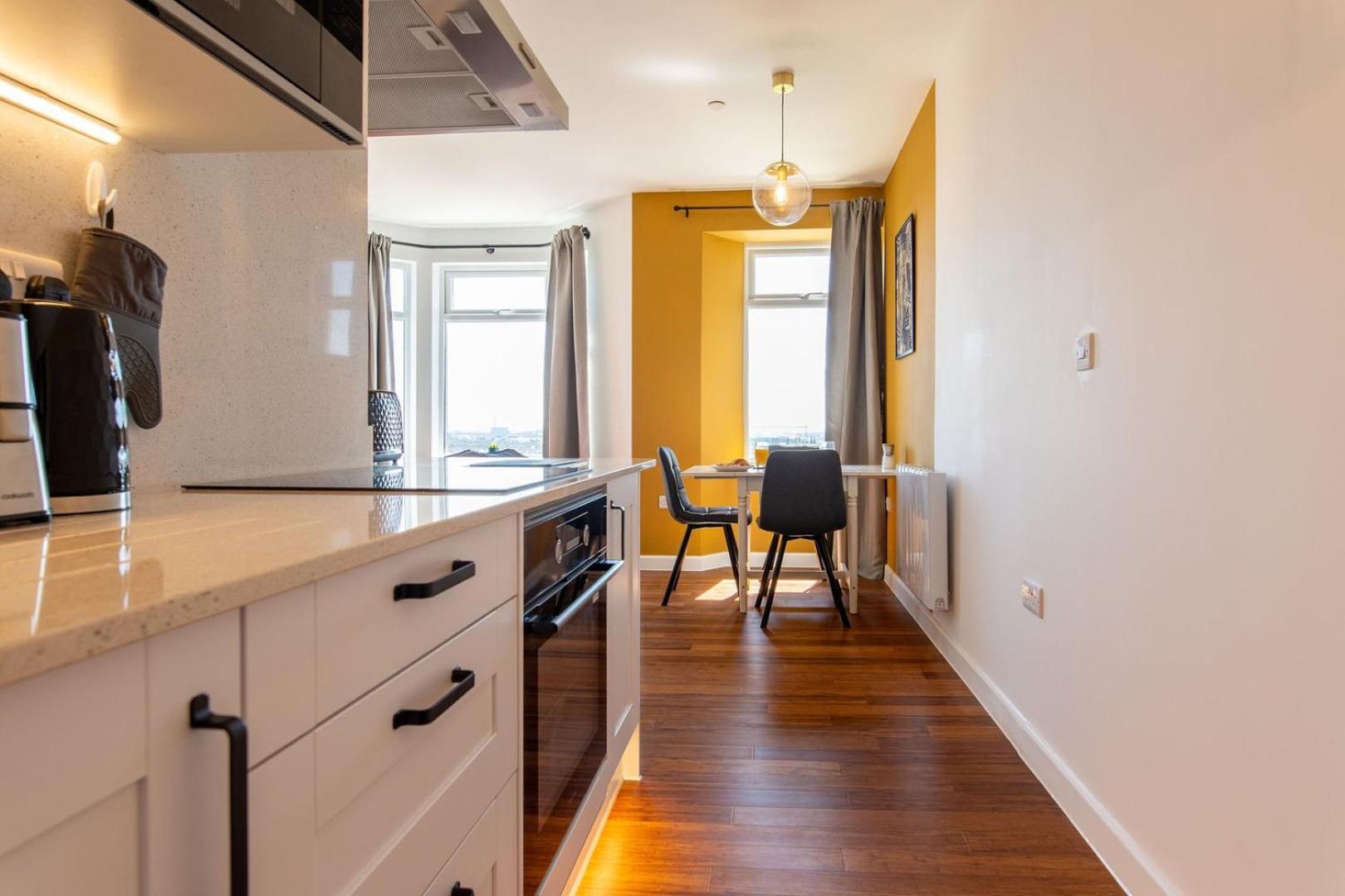 Studio Apartment With 65" Smart Tv Newport  Dış mekan fotoğraf