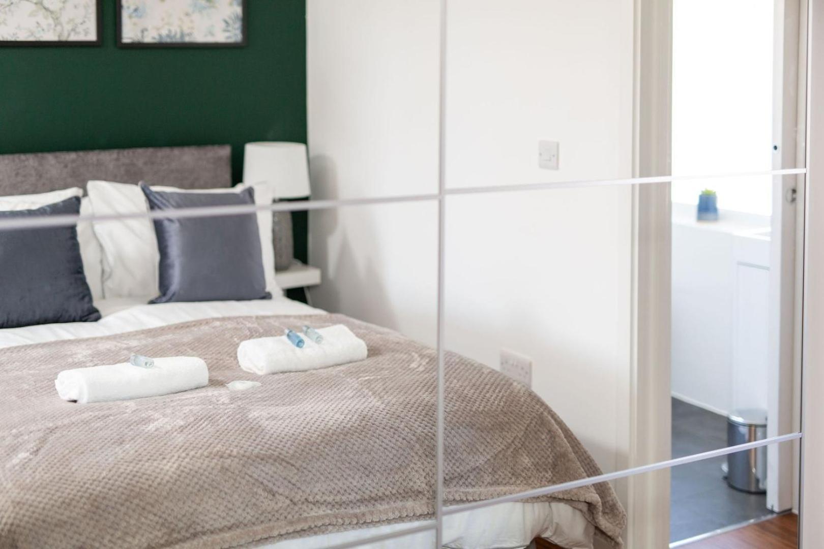 Studio Apartment With 65" Smart Tv Newport  Dış mekan fotoğraf