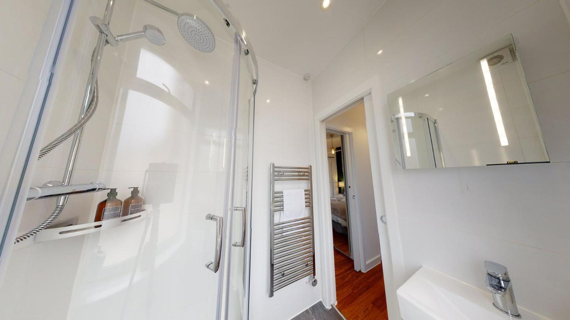 Studio Apartment With 65" Smart Tv Newport  Dış mekan fotoğraf